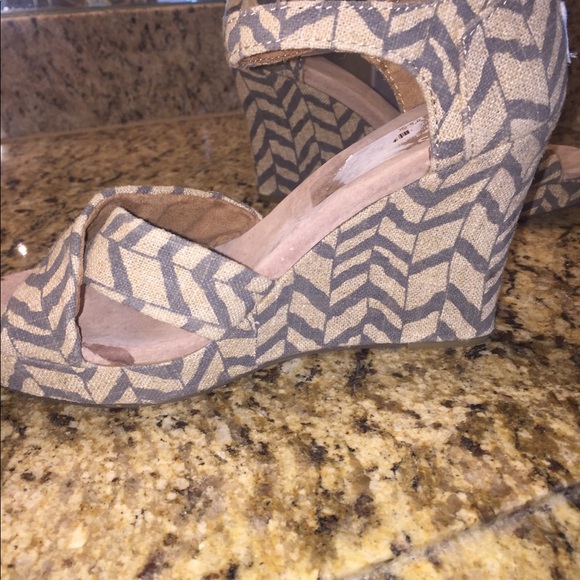 Toms Canvas Chevron Wedge Sandal - Picture 4 of 8